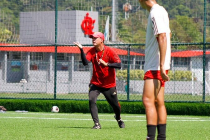Raphael Bahia vem ganhando destaque  no comando das categorias de base do Flamengo -  (crédito: Foto: divulgação Flamengo)