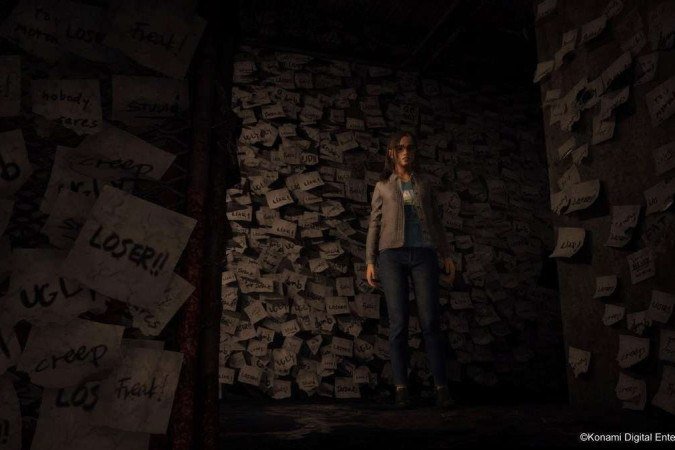 Anita adentra uma sala lotada de papéis cheios de ofensas e xingamentos.