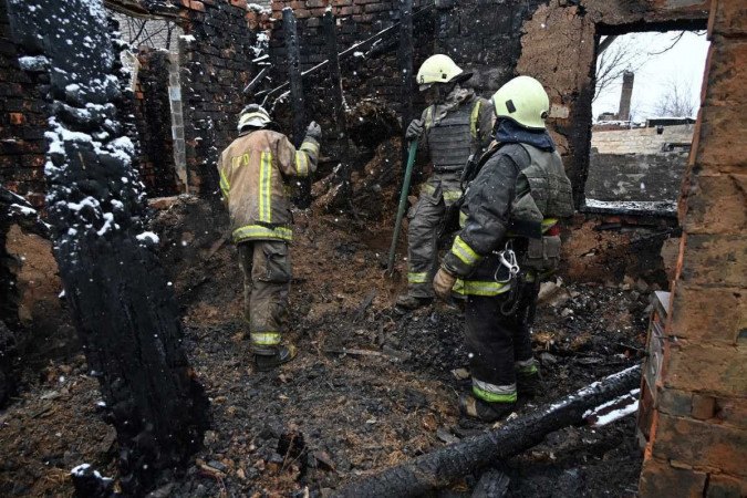 Segundo o governador da região de Kharkiv, Oleg Sinegubov, sete pessoas morreram no ataque, incluindo três crianças: uma de sete anos, uma de quatro anos e um bebê com cerca de seis meses -  (crédito: SERGEY BOBOK / AFP)