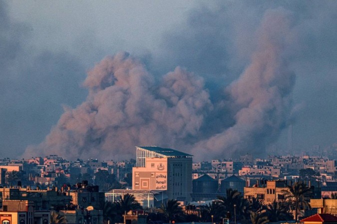 Rafah sofre fortes bombardeios e ameaça civis, enquanto autoridades internacionais temem impactos    -  (crédito: Said Khatib/AFP)