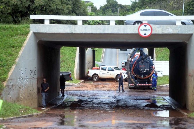 Chuvas causaram estragos em Brasília na sexta-feira (10/2) -  (crédito:  Ed Alves/CB/DA.Press)