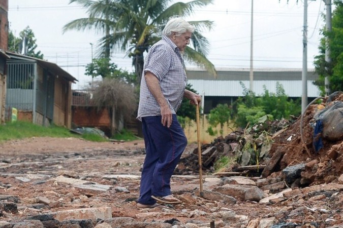 Rua com destroços no Pôr do Sol não ajuda o aposentado João Alves, que tem dificuldade de locomoção -  (crédito: Fotos: Ed Alves/CB/DA.Press)