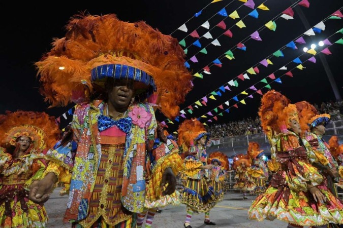 Foliões da escola de samba Acadêmicos do Tatuape se apresentam na primeira noite de carnaval no Sambódromo de São Paulo -  (crédito: NELSON ALMEIDA / AFP)