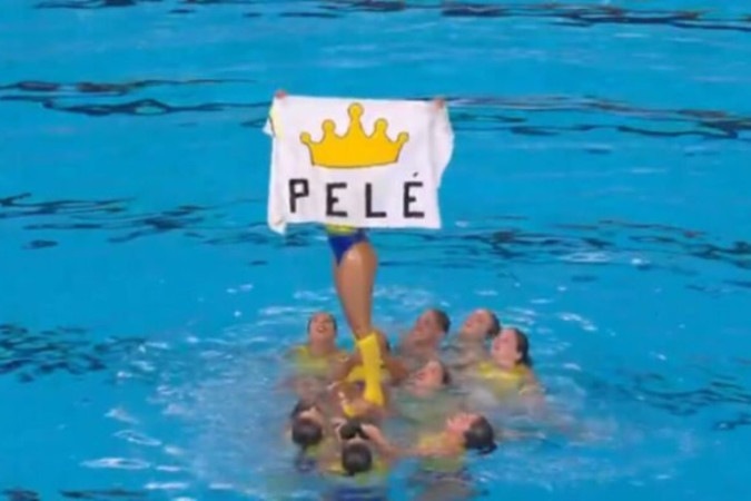 Equipe de nado artístico homenageia o Rei do Futebol, Pelé -  (crédito:  Foto: Reprodução de vídeo Campeonato Mundial de Esportes Aquáticos)
