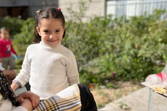 Esta fotografia sem data, obtida como cortesia da família, mostra a menina palestina Hind Rajab, de seis anos       -  (crédito: FAMILY HANDOUT / AFP)