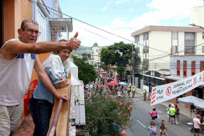 Horácio Reis e Aida Reis admiram a folia crescente de BH da varanda de casa. Para o casal, a diversão é ver a energia do povo -  (crédito: Jair Amaral/EM/D.A Press)