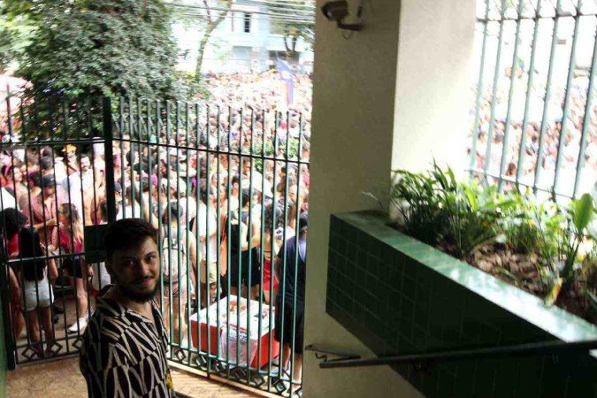 Matheus martins Ribeiro, de 26 anos, não vê problema de passar um cortejo bem no portão da sua casa: 