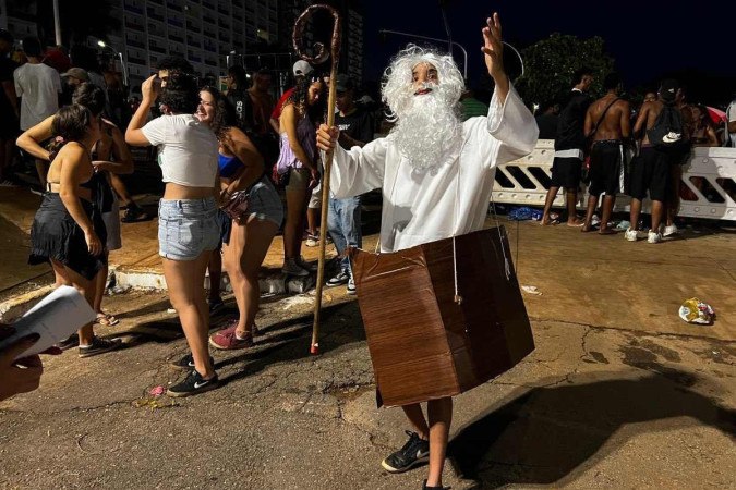 Yuri Viana pulou o Carnaval no bloco Na Batida do Morro fantasiado do personagem bíblico Noé -  (crédito: Arthur Ramos/CB/D.A. Press)