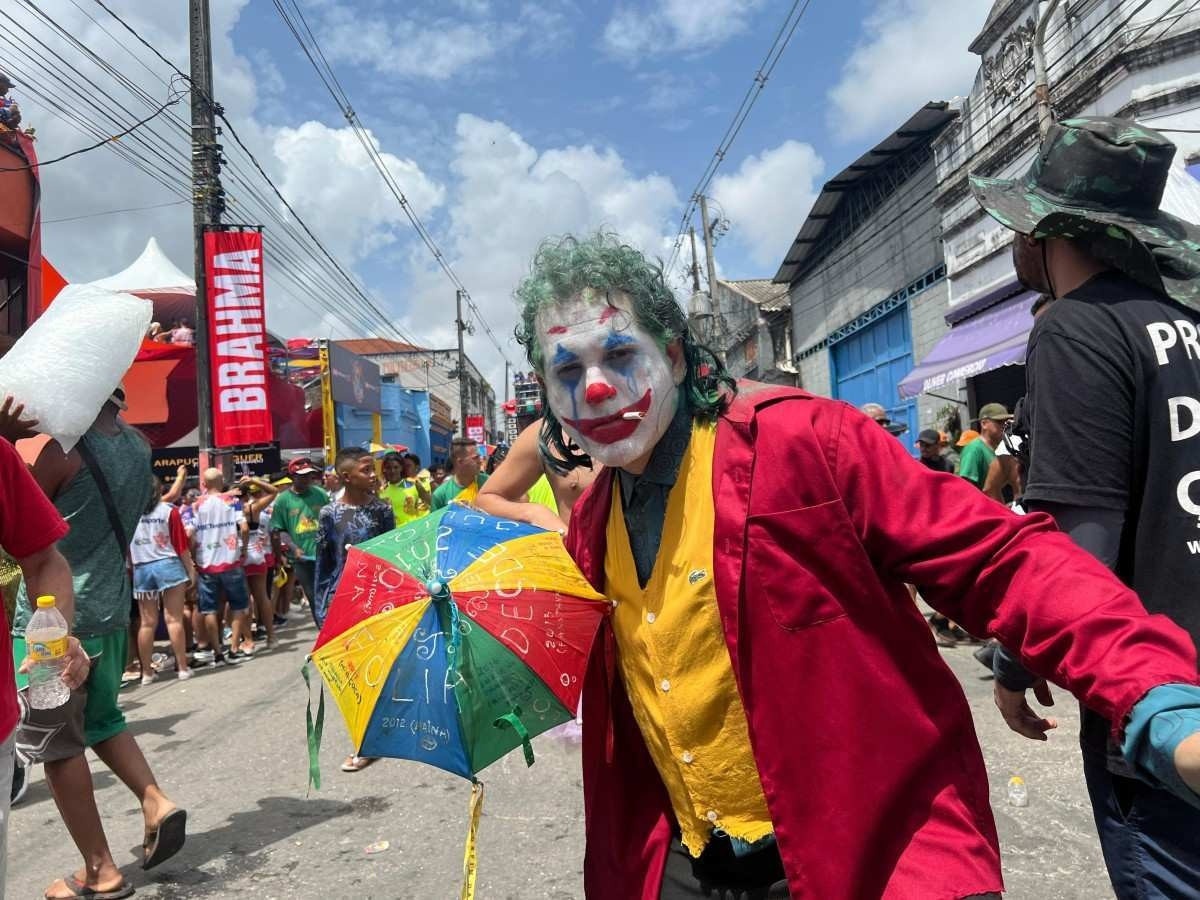 Galo da Madrugada colore as ruas de Recife com homenagem a Reginaldo Rossi