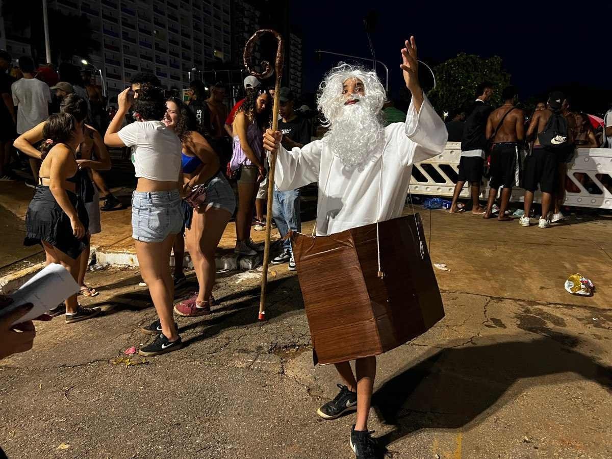 Tradicional bloco Na Batida do Morro anima foliões com hits dos anos 2000