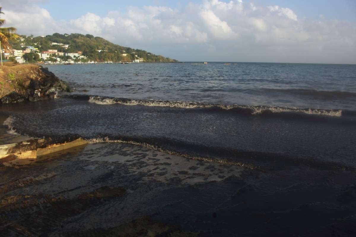 Vista da mancha de petróleo na ilha de Tobago