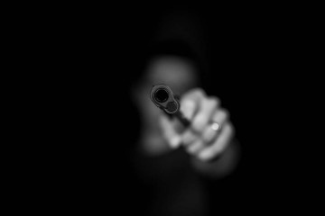 A polícia encontrou quatro pessoas assassinadas: um homem de 40 anos com antecedentes criminais por furto, um jovem de 18, um adolescente de 16 e um menino de 11 -  (crédito: Max Kleinen/Unsplash)