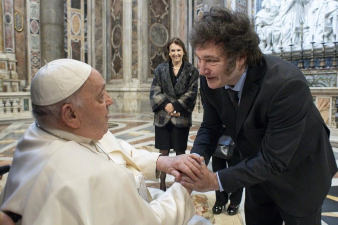  This handout photograph taken on February 11, 2024 and released by the Vatican press office, Vatican Media, shows Pope Francis (L) greeting Argentine President Javier Milei (R) at the Vatican. (Photo by Handout / VATICAN MEDIA / AFP)
      Caption  -  (crédito:  AFP)