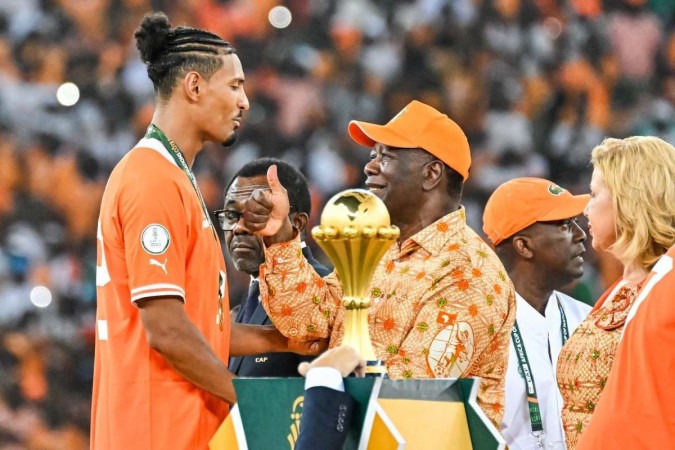 Haller é celebrado pelo presidente da Costa do Marfim,  Alassane Ouattara -  (crédito:  Sia Kambou/AFP)
