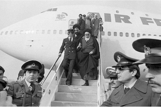 O aiatolá Ruhollah Khomeini retornou ao Irã em 1979, após 15 anos no exílio. -  (crédito: Getty Images)