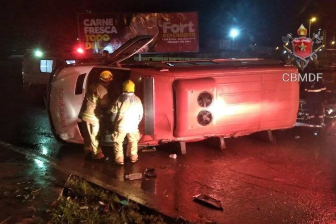 No momento do acidente, a ambulância transportava um adolescente de 17 anos -  (crédito: Divulgação/CBMDF)