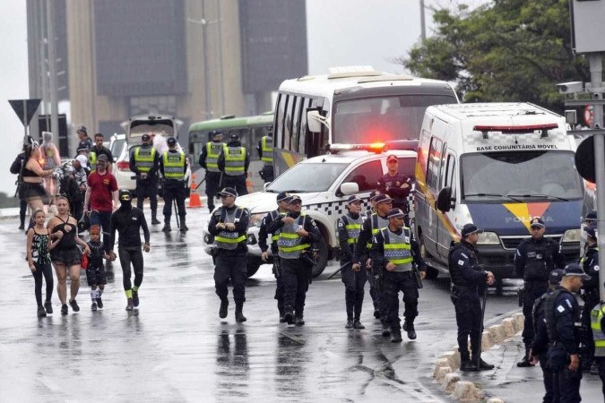 Forte presença policial marcou o bloco -  (crédito: Minervino Júnior/CB/D.A.Press)