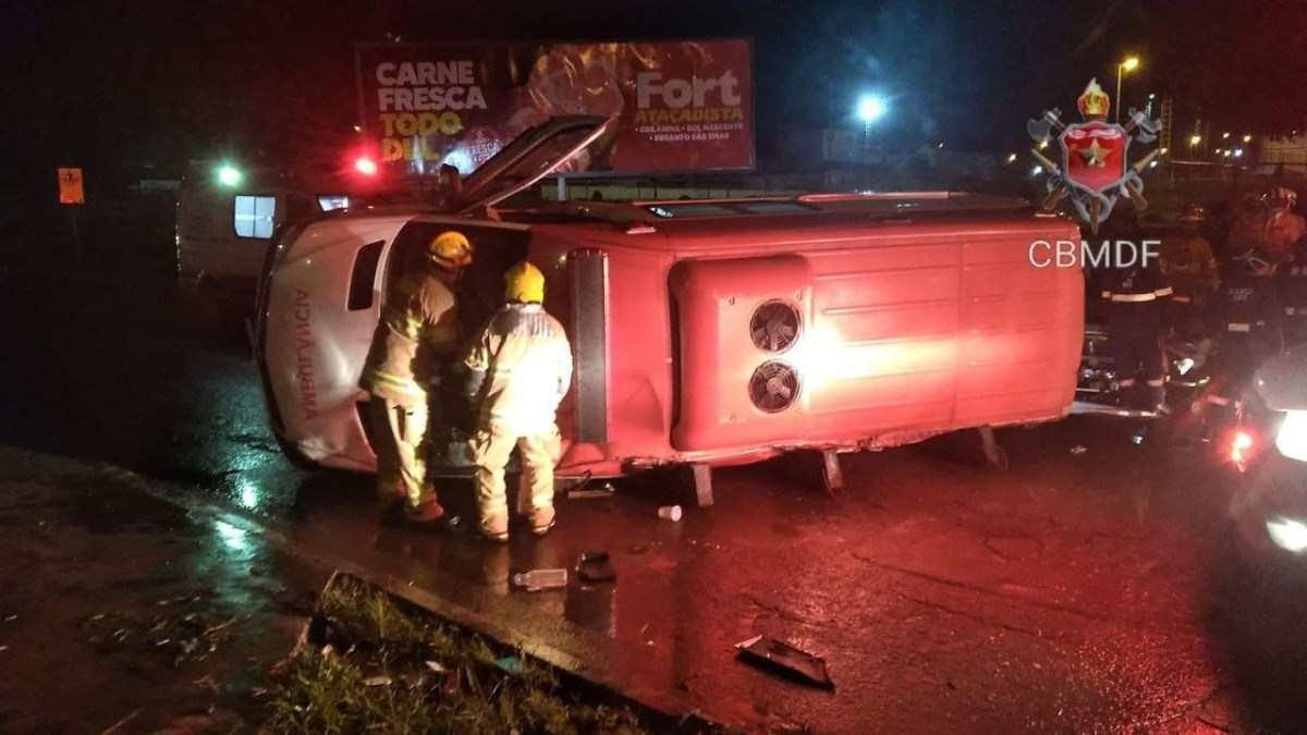 Ambulância com paciente capota após bater em carro na Ceilândia