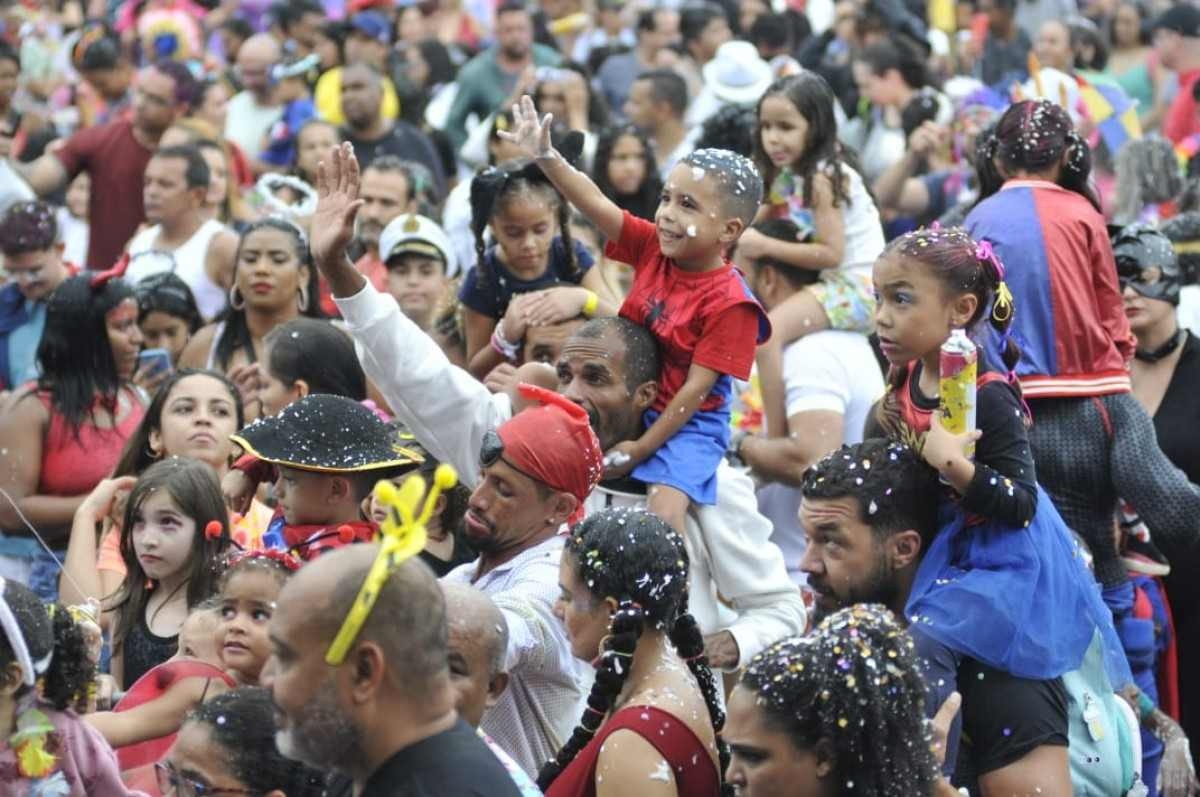 Criançada curtindo o bloco Baratinha, no Parque Ana Lídia