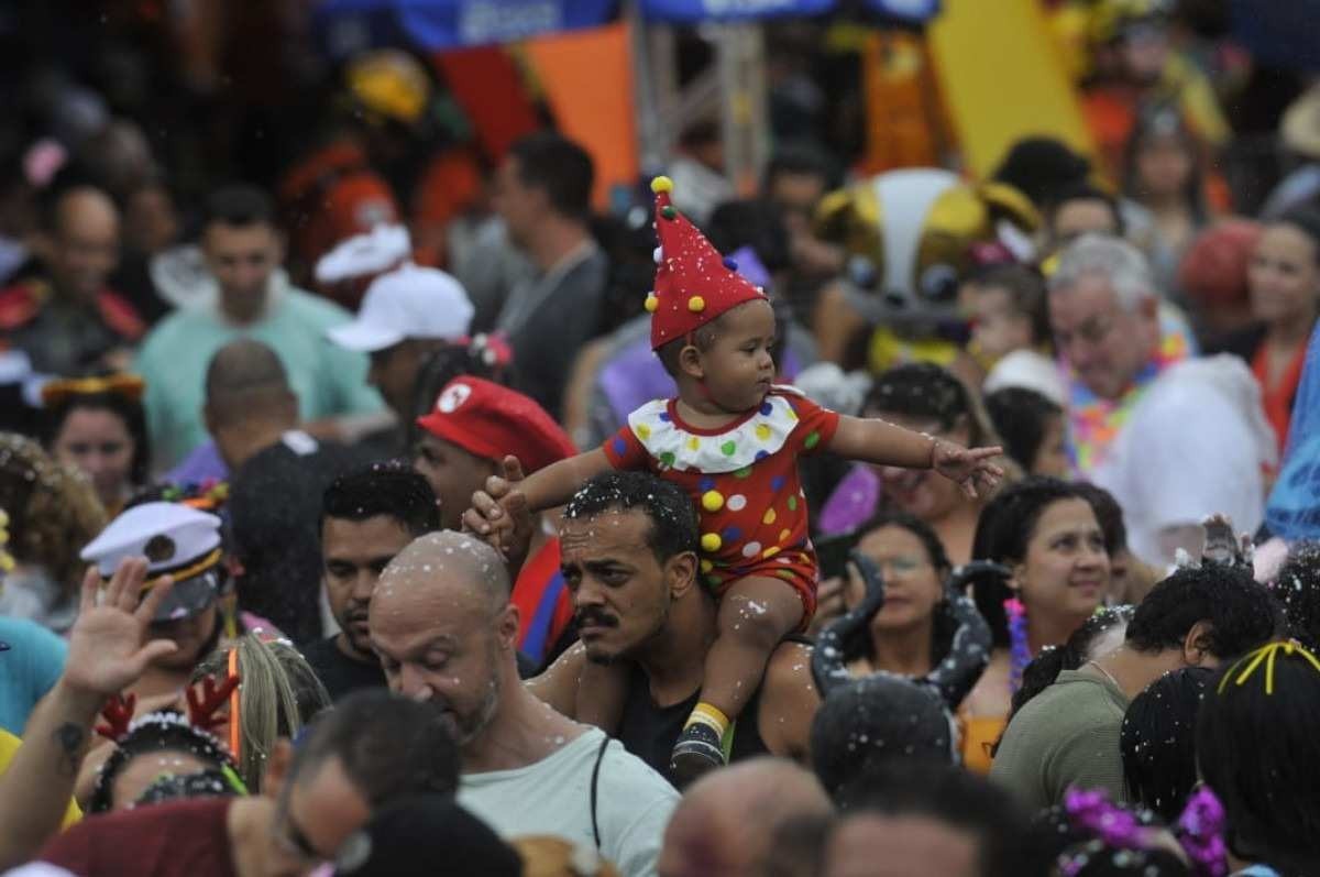 Criançada curtindo o bloco Baratinha, no Parque Ana Lídia