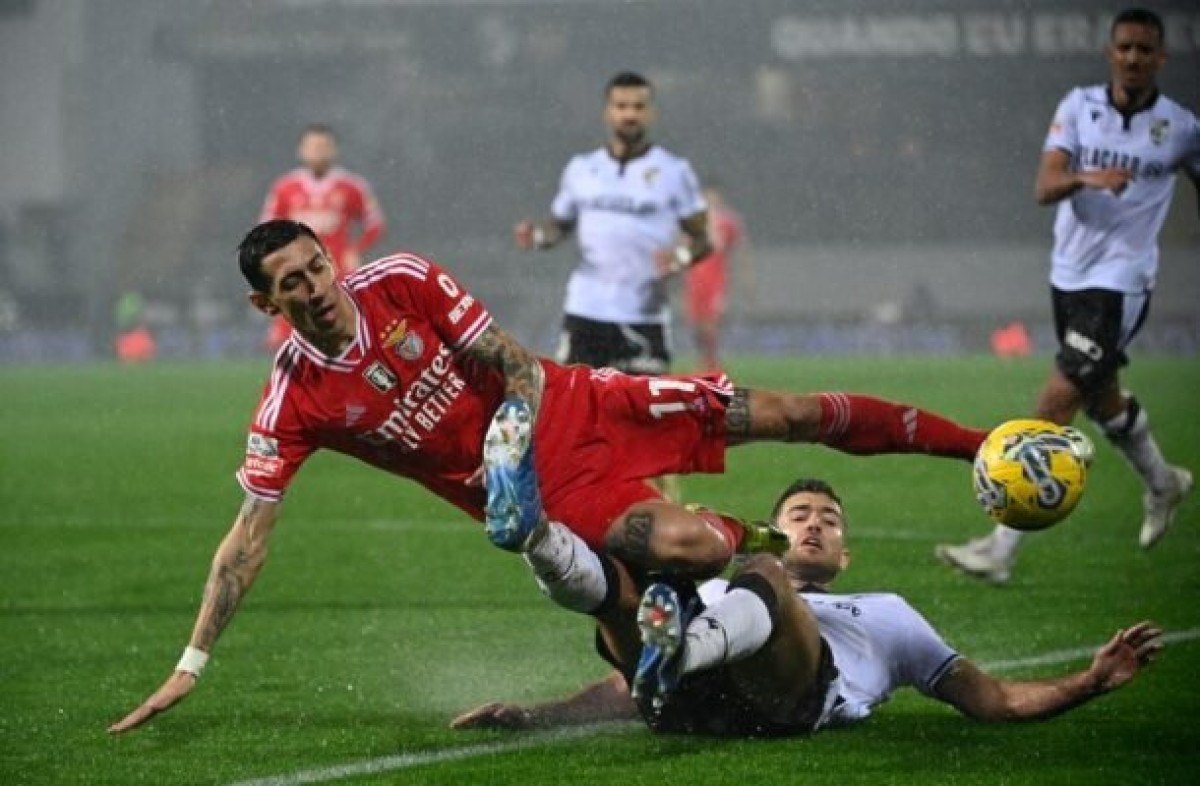 Benfica empata no fim e mantém a ponta em Portugal