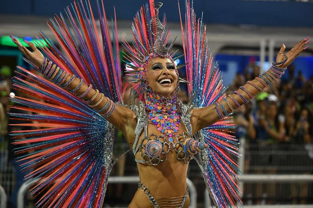 Apresentadora Sabrina Sato, da escola de samba Gavioes da Fiel, se apresenta durante a segunda noite de carnaval no Sambódromo de São Paulo  