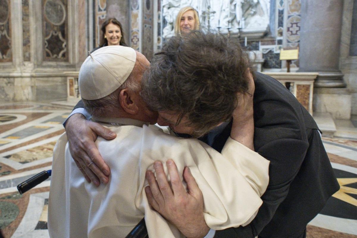 Esta fotografia tirada em 11 de fevereiro de 2024 e divulgada pela assessoria de imprensa do Vaticano mostra o Papa Francisco (L) abraçando o presidente argentino Javier Milei      