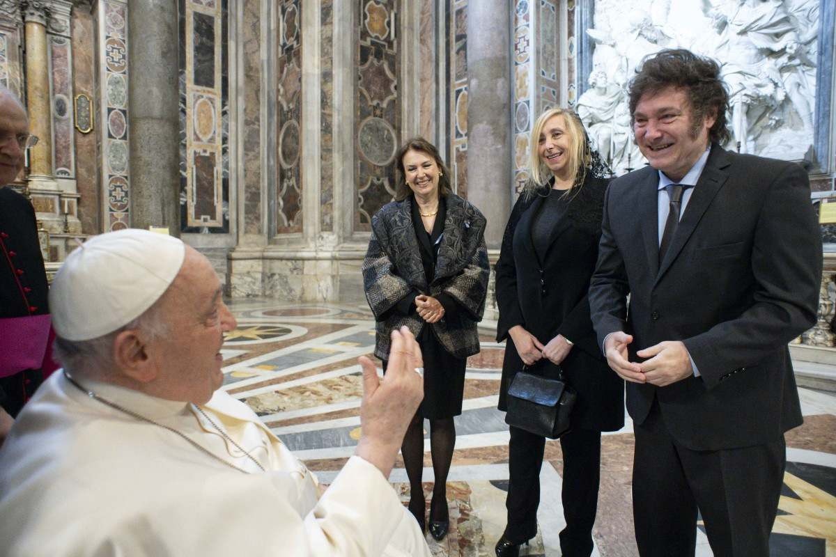 Esta fotografia tirada em 11 de fevereiro de 2024 e divulgada pela assessoria de imprensa do Vaticano mostra o Papa Francisco (L) cumprimentando o presidente argentino Javier Milei 