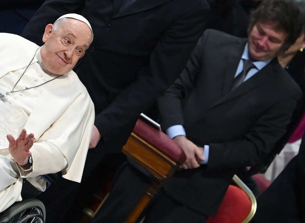 O Papa Francisco (L) senta-se ao lado do presidente da Argentina, Javier Milei      