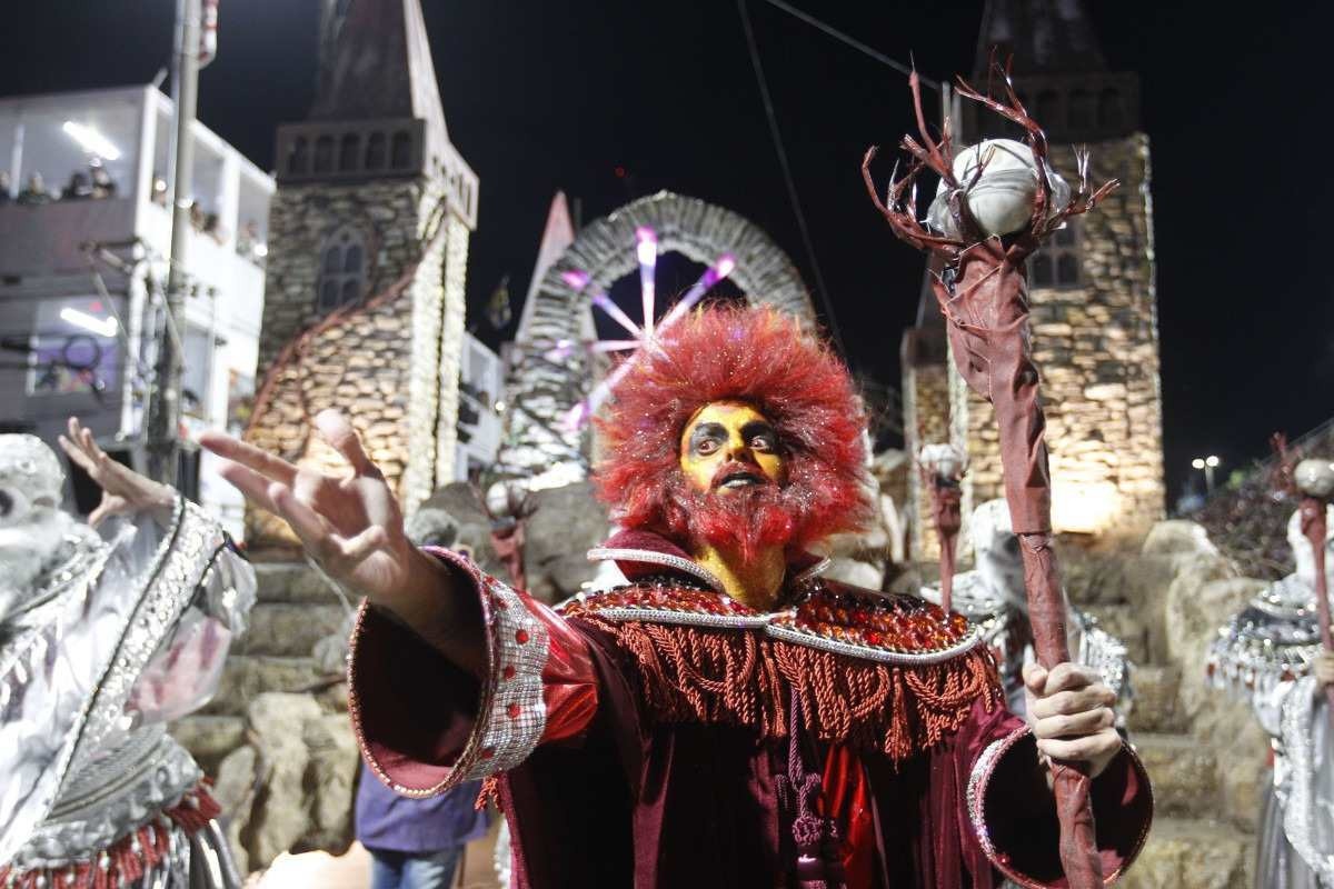 Carnaval: grandes escolas saúdam os 40 anos da Sapucaí; veja a festa no país