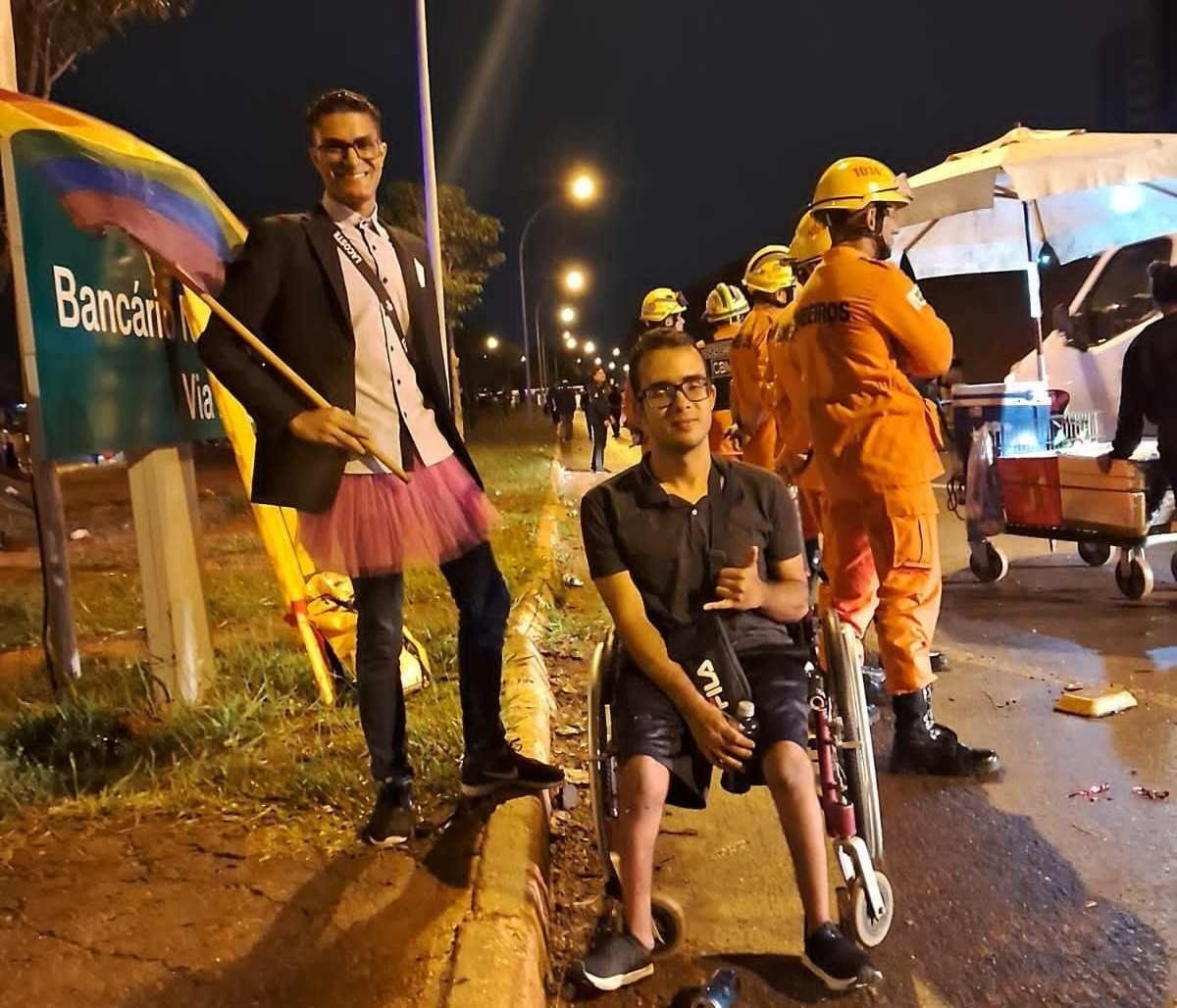 Philipe Guimarães Araújo, 23 anos, com o amigo Vinícius Ribeiro, 19 (Com a bandeira do movimento LGBTQIA+), no Bloco dos Raparigueiros