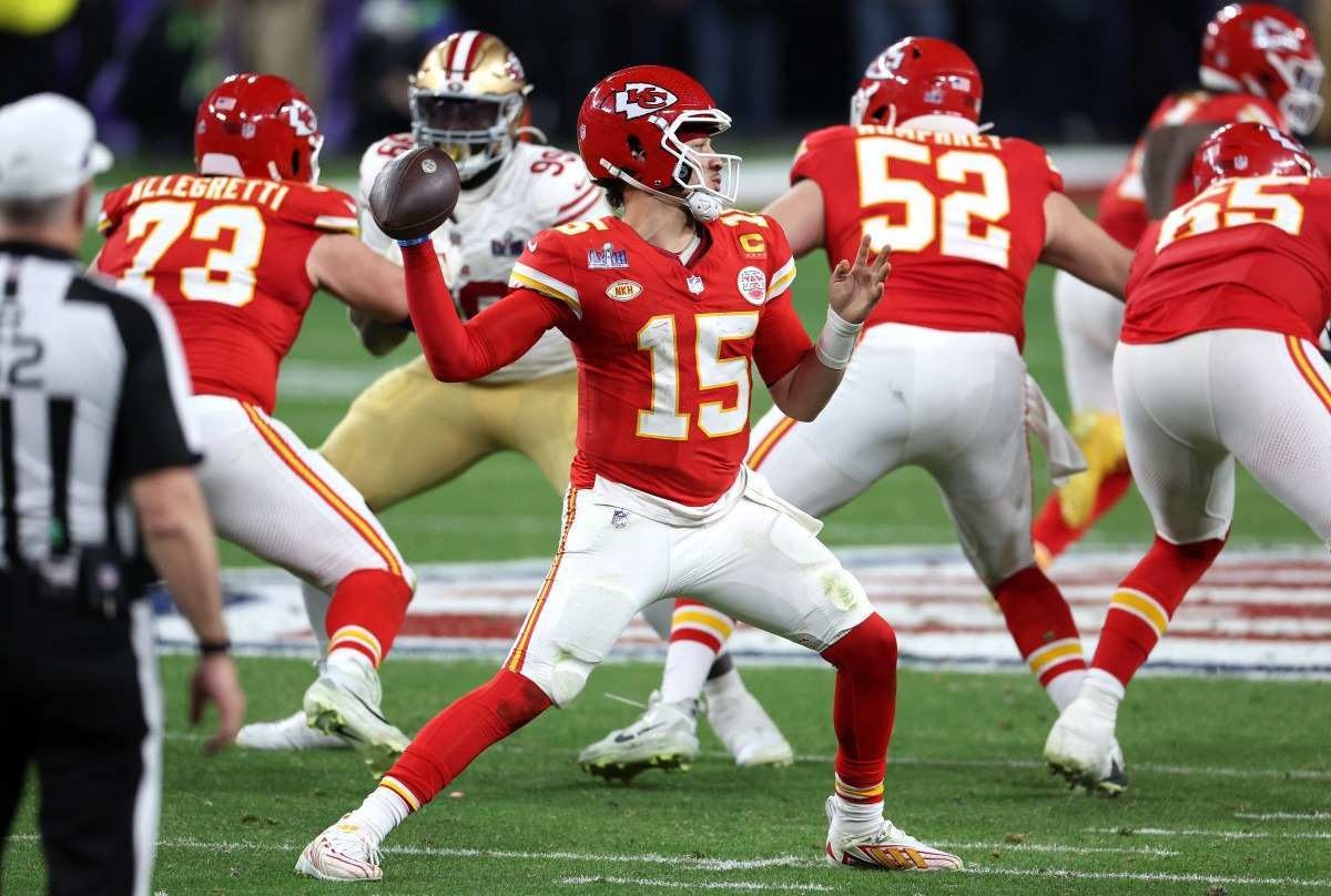Patrick Mahomes #15 do Kansas City Chiefs lança um passe na prorrogação contra o San Francisco 49ers durante o Super Bowl