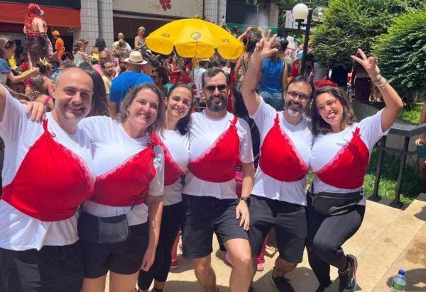 Rodrigo Brito e amigos fantasiados no Bloco Vai Quem Fica