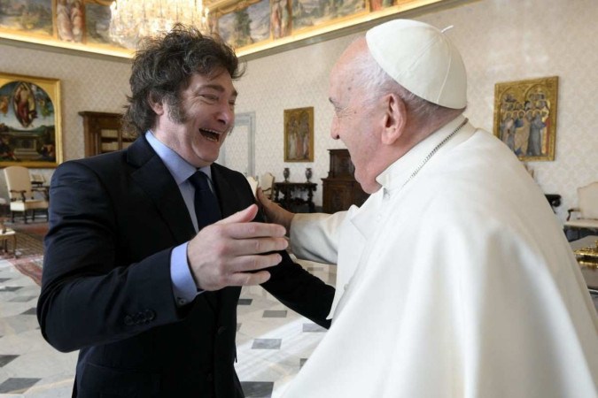 Papa Francisco durante uma audiência privada com o presidente argentino Javier Milei no Vaticano -  (crédito: Handout / VATICAN MEDIA / AFP)