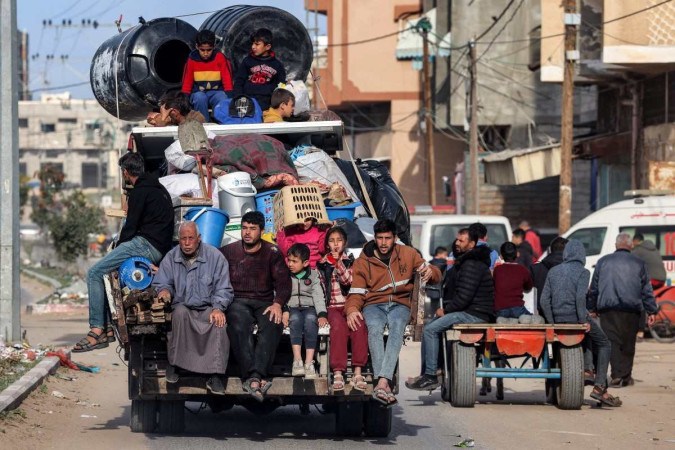 Membros de uma família palestina fogem de Rafah, na traseira de um caminhão, em direção ao centro da Faixa de Gaza -  (crédito: Mohammed Abed/AFP)