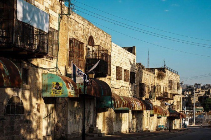 Palestinos na Cidade Velha de Hebron fecharam suas janelas para se protegerem da violência -  (crédito: Getty Images)