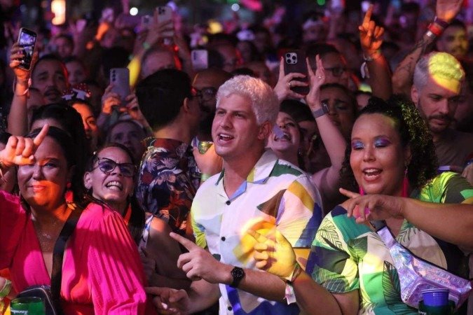 Prefeito de Recife, João Campos adere à moda do cabelo descolorido
