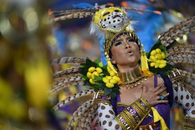 
Integrante da escola de samba Beija-Flor se apresenta na primeira noite do desfile de Carnaval no Sambódromo da Marques de Sapucaí