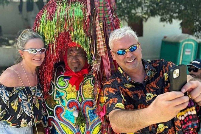 Gleisi Hoffman e Lindbergh Farias: divers&atilde;o no maracatu pernambucano