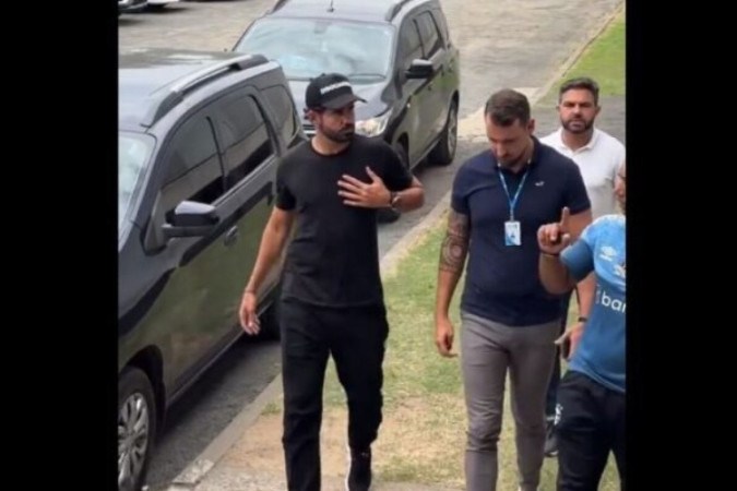 Diego Costa chegando, na manhã desta 2ª feira de Carnaval, ao CT do Grêmio  -  (crédito:  Monica)