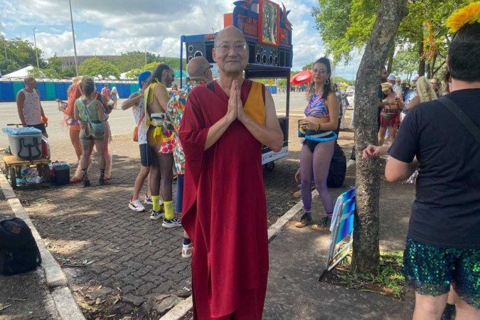 Há mais de 10 anos Kazuo Okubo, 64 anos, vai ao carnaval candango vestido de Dalai Lama