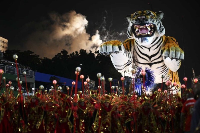 Integrantes da escola de samba Porto da Pedra se apresentam na primeira noite do desfile de Carnaval no Sambódromo da Marques de Sapucaí -  (crédito: MAURO PIMENTEL / AFP))