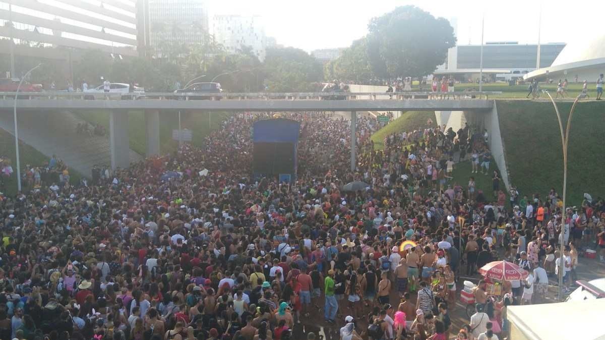 Bloco do Amor, na via S2 da Esplanada dos Ministérios, arrasta multidão nesta segunda-feira