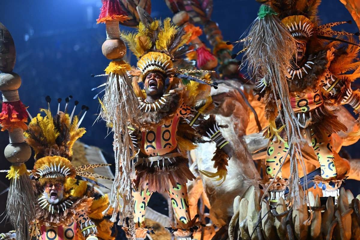 Integrantes da escola de samba Grande Rio se apresentam na primeira noite do desfile de Carnaval no Sambódromo da Marques de Sapucaí