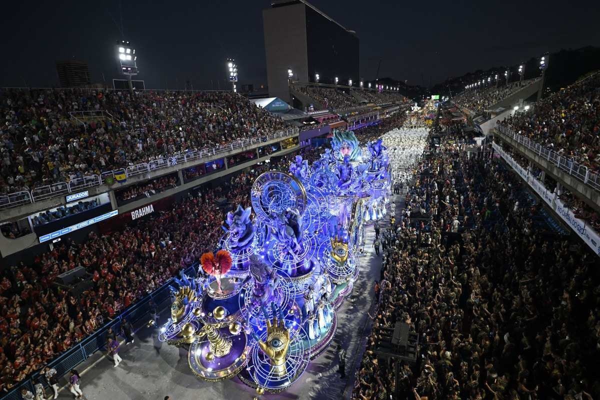 Integrantes da escola de samba Imperatriz Leopoldinense se apresentam na primeira noite do desfile de Carnaval no Sambódromo Marques de Sapucai