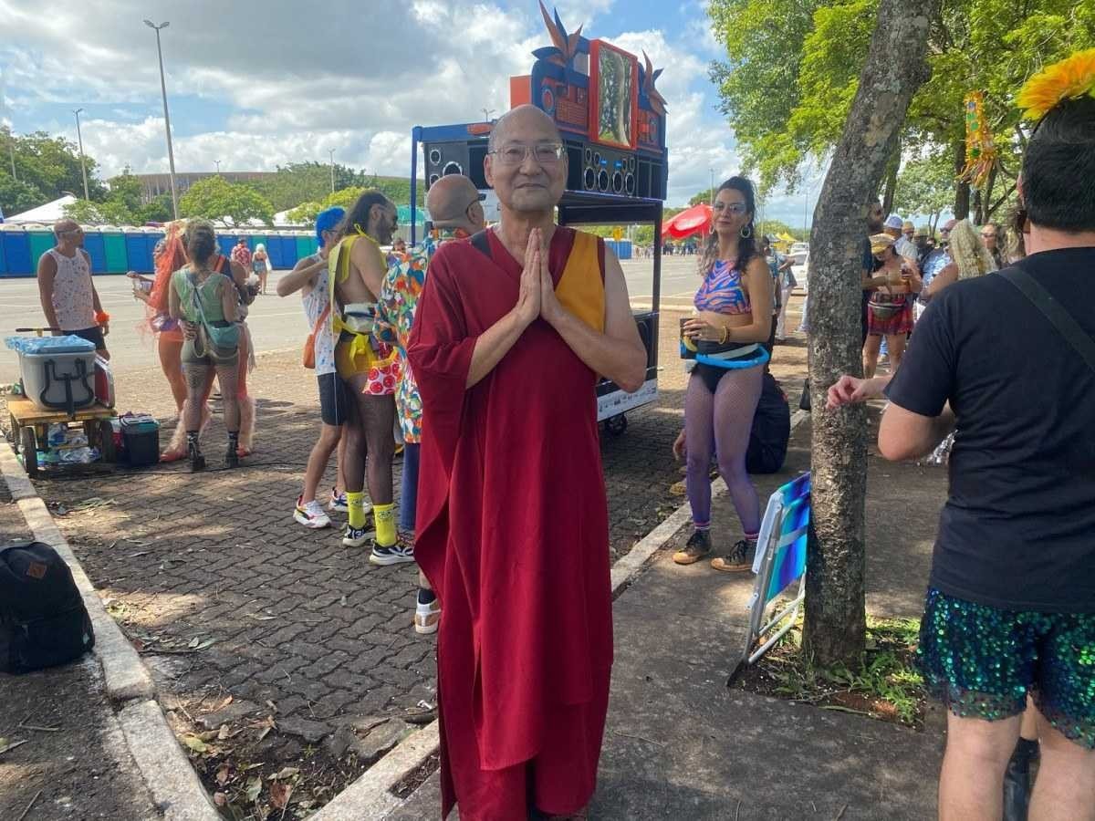 Há mais de 10 anos Kazuo Okubo, 64 anos, vai ao carnaval candango vestido de Dalai Lama