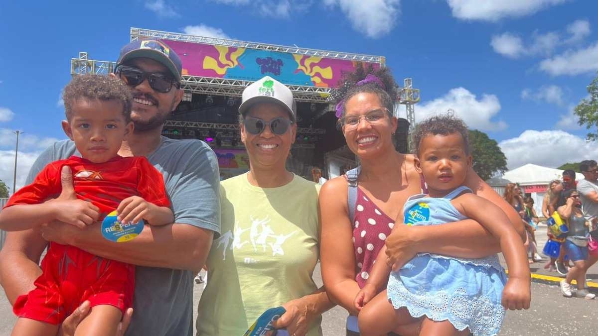 Leandro Costa , 37, com a família no bloquinho Mapati