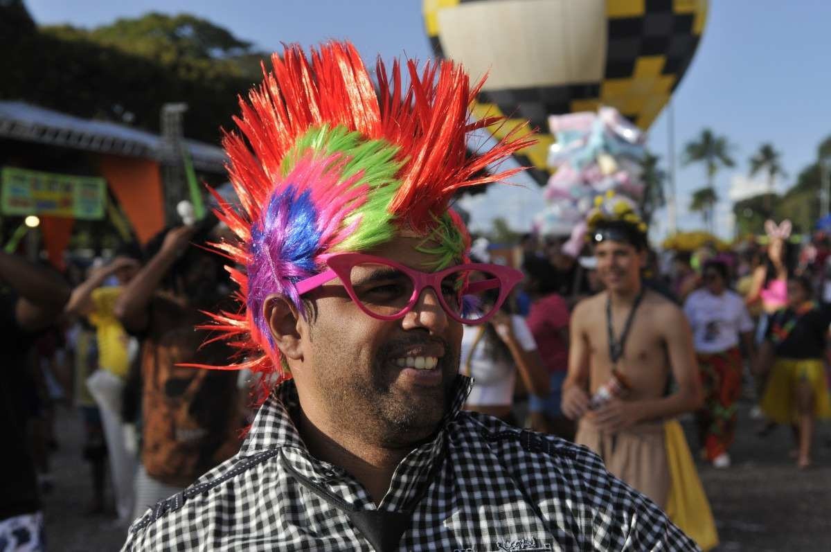  12/02/2024. Crédito: Minervino Júnior/CB/D.A Press. Brasil.  Brasilia - DF.  Carnaval 2024 Bloco da Baratona no Parque da Cidade.