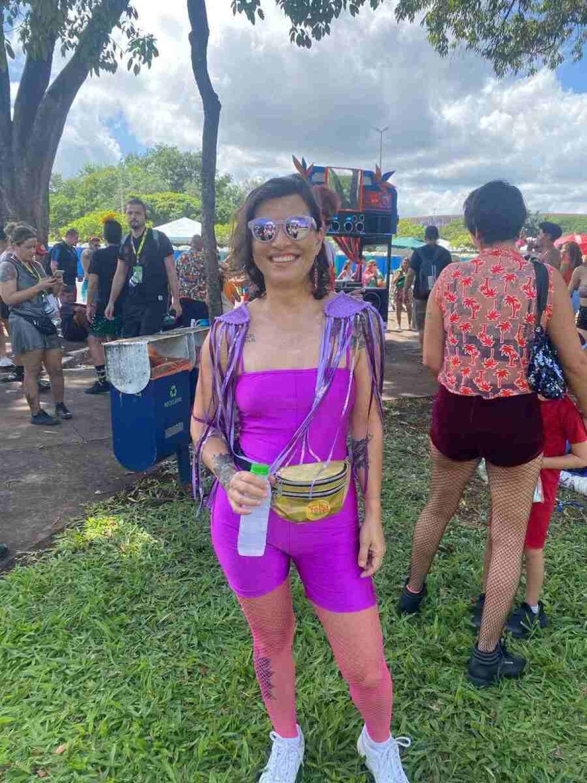 Monique está animada que a chuva deu uma trégua