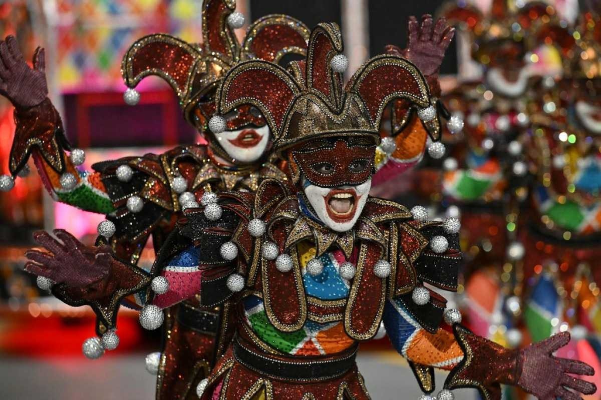 Foliões da escola de samba Mocidade Alegre se apresentam na segunda noite de carnaval no Sambódromo de São Paulo, Brasil, na madrugada do dia 11 de fevereiro de 2024. 